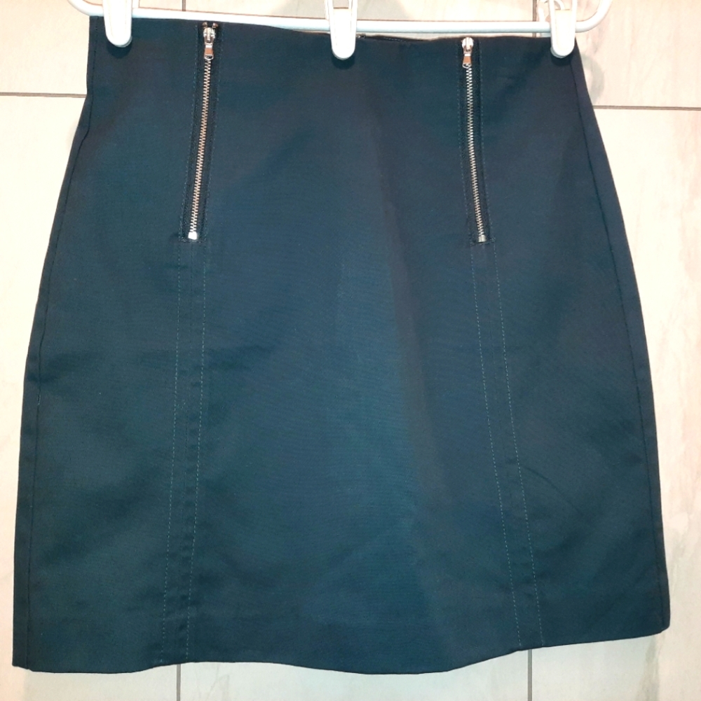 LOFT NWT Modern Zipper Detail gray Mini Skirt, lined, Size 4
